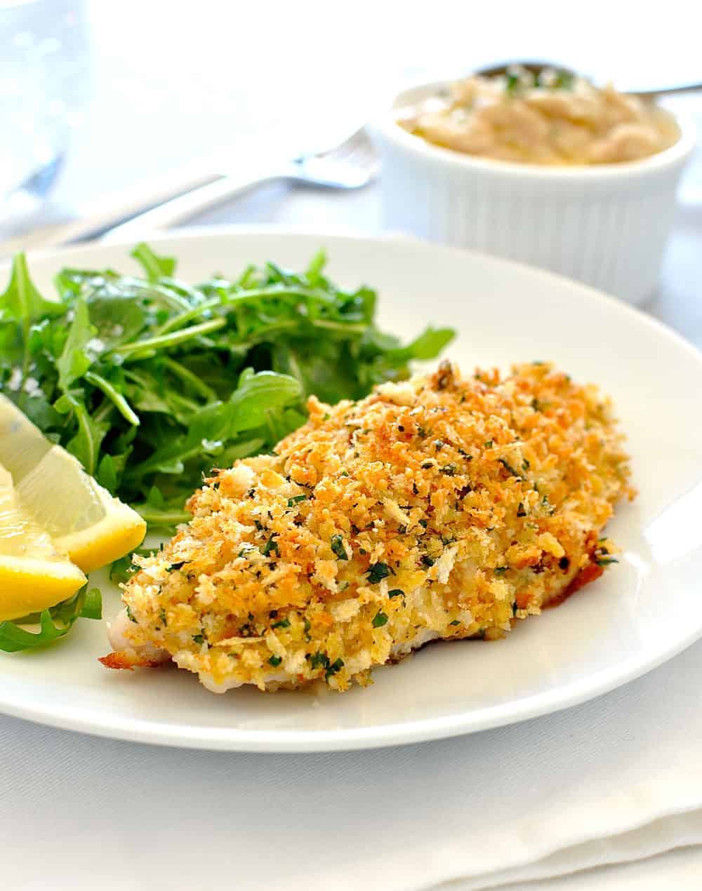Insanely delicious golden parmesan garlic crumb and a perfectly cooked fish. {15 minutes, 260 calories} #baked #broiled #grilled #healthy #crumbed