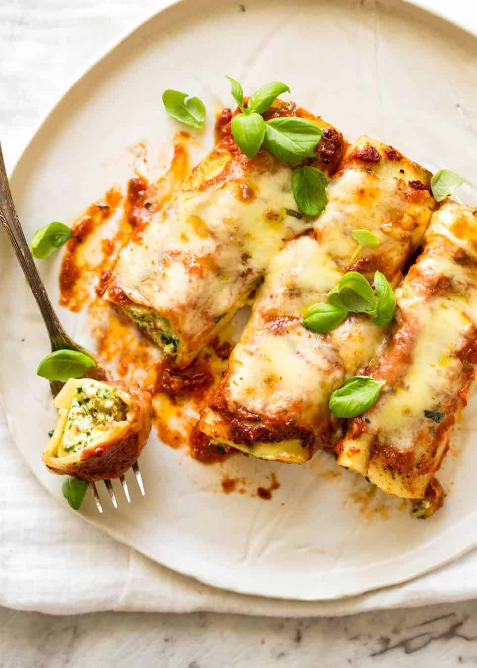 Imagine coming home to this Spinach Ricotta Cannelloni.... www.recipetineats.com