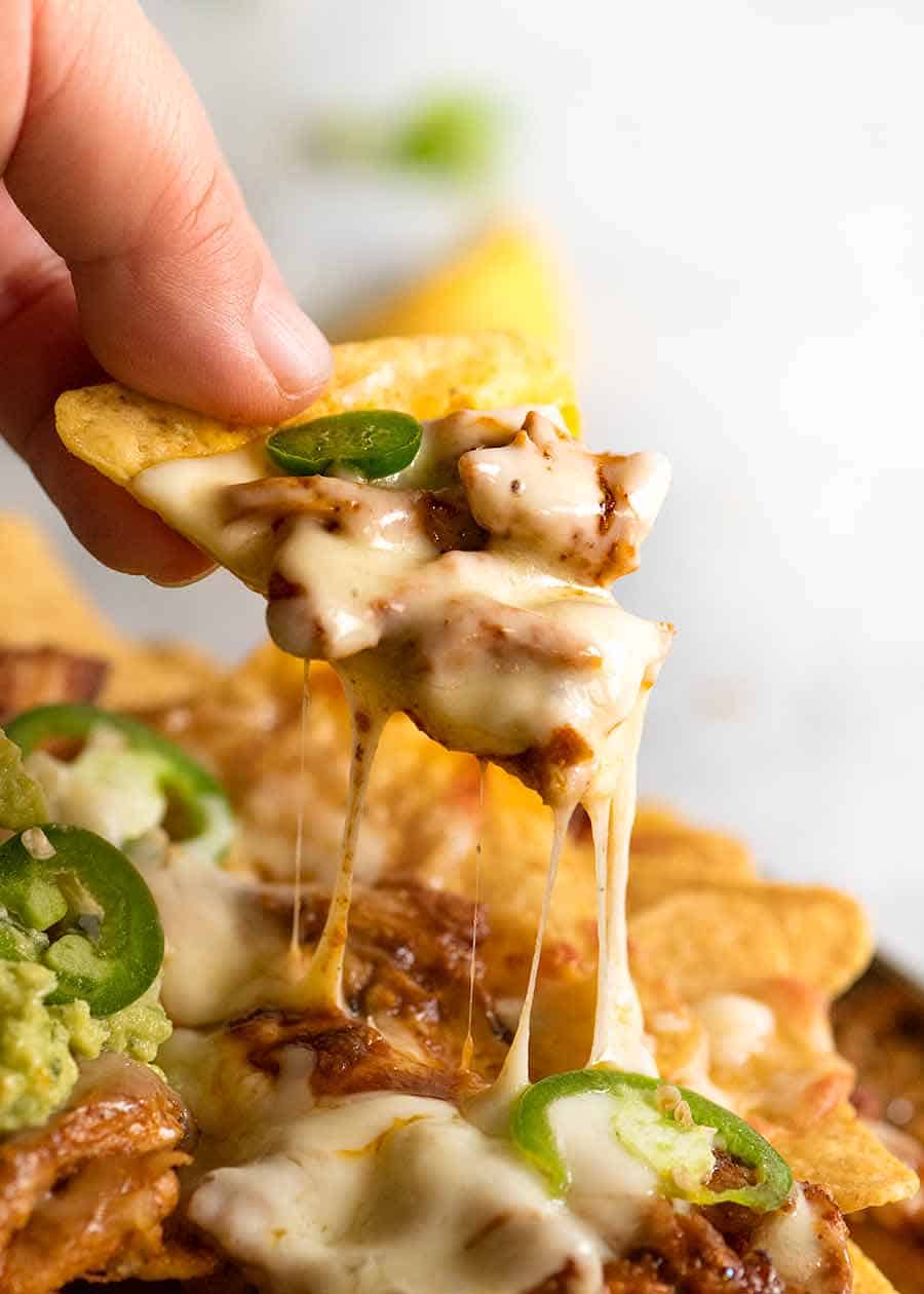 Chicken nachos cheese pull!