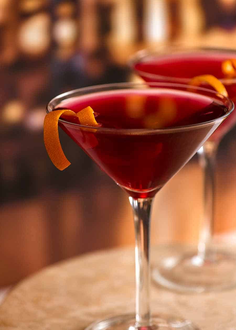 Cocktail cosmopolite dans un bar